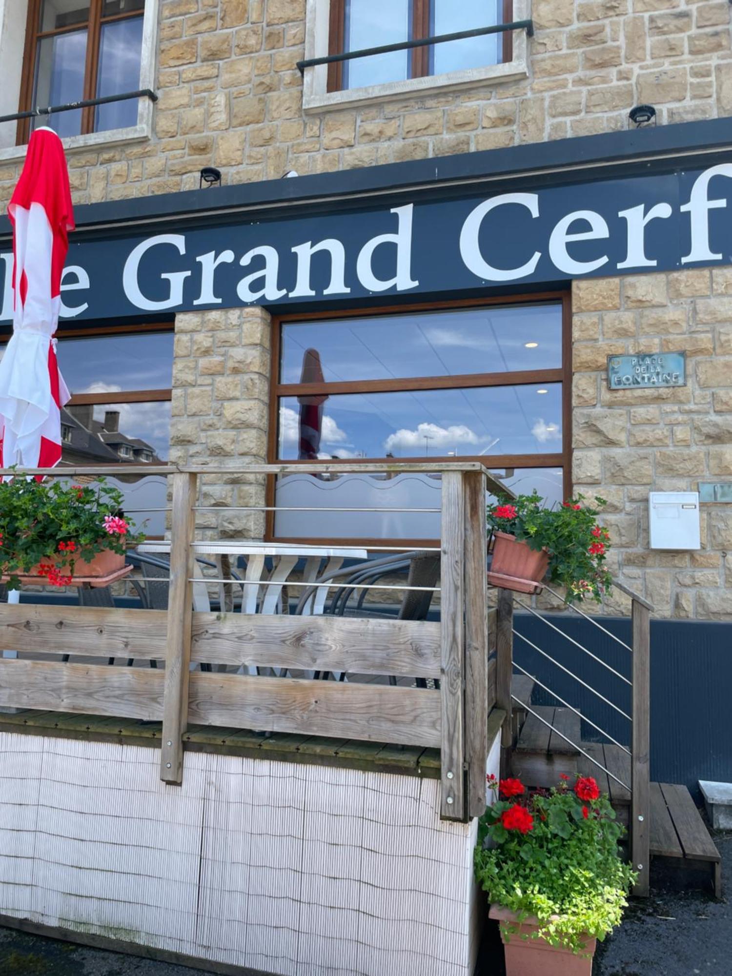 Le Grand Cerf Hotell Carignan Exteriör bild