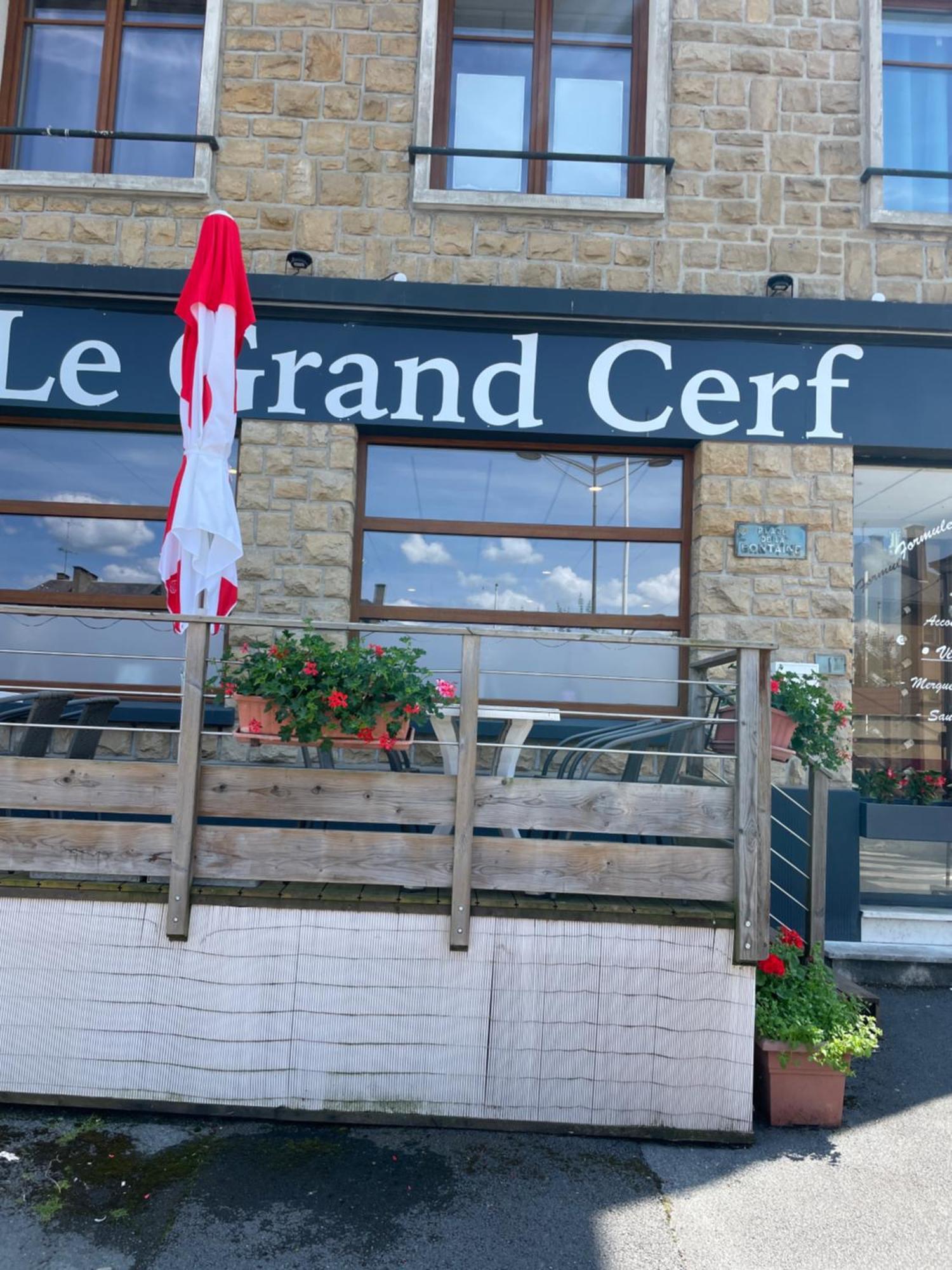 Le Grand Cerf Hotell Carignan Exteriör bild